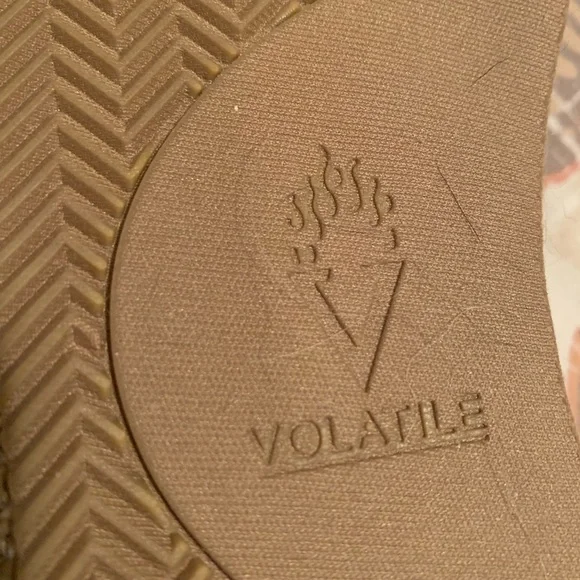 NIB VOLATILE Platform Sandal - Picture 13 of 13